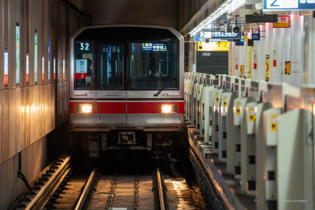 東京メトロ丸ノ内線の方南町支線方南町駅に停車する支線用02系