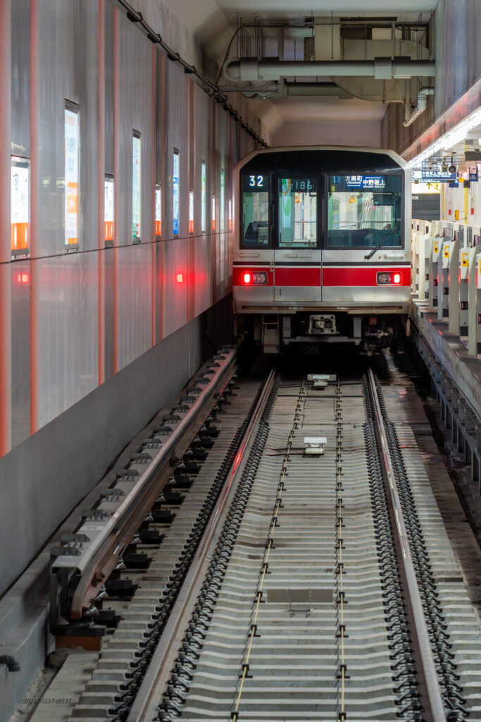 東京メトロ丸ノ内線の方南町支線方南町駅で出発を待つ支線用02系