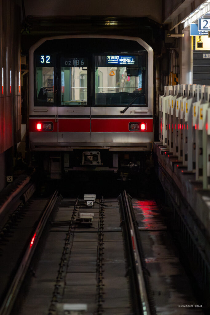 東京メトロ丸ノ内線の方南町支線方南町駅を発つ支線用02系