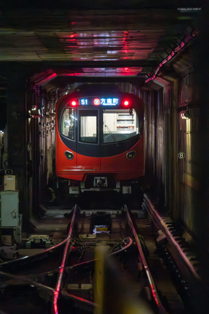 丸ノ内線中野坂上駅を発ち方南町支線を中野新橋へと走る東京メトロ2000系