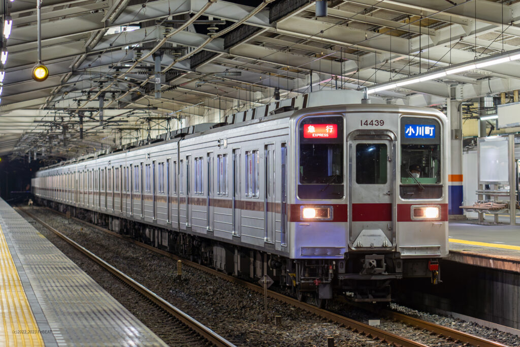 東武東上線のふじみ野駅に停車する10030系