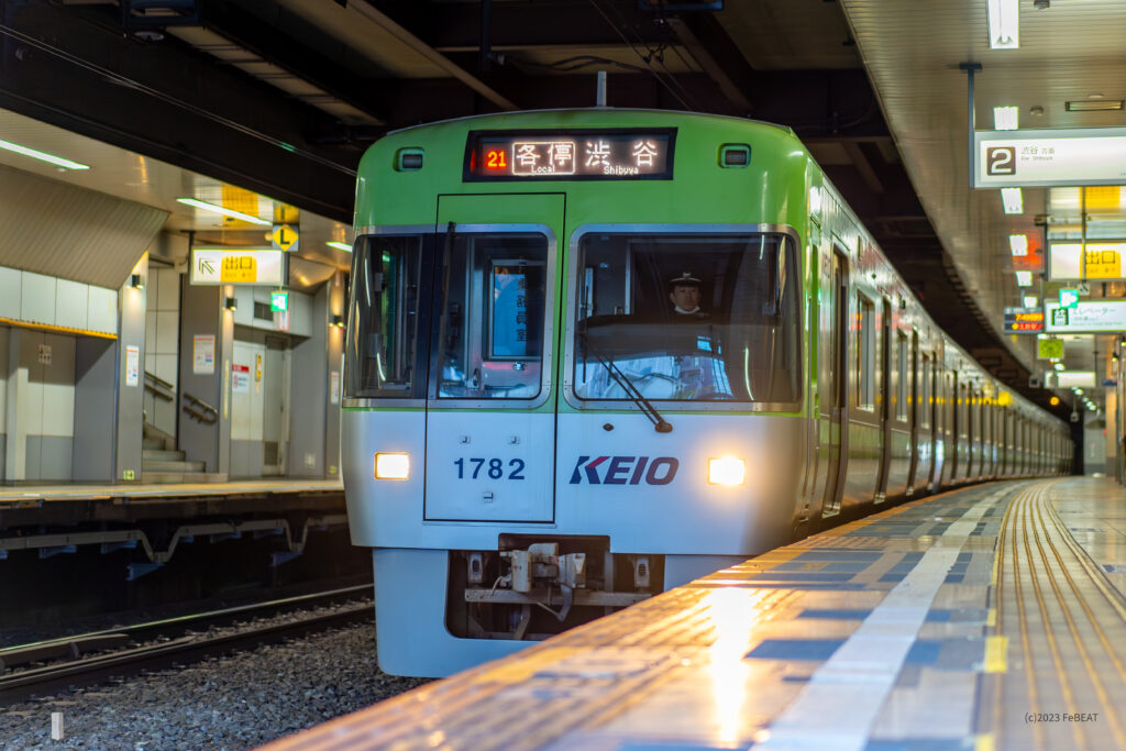 京王井の頭線の神泉駅に停車する1000系ライトグリーン色編成