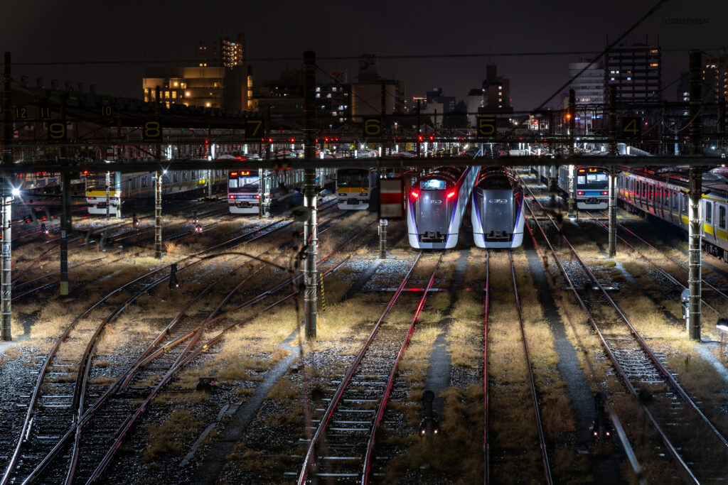 夜の三鷹車両センターに休む車両たち