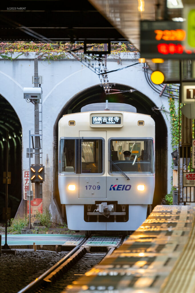 渋谷トンネルを抜け京王井の頭線の神泉駅に停車する1000系アイボリーホワイト編成