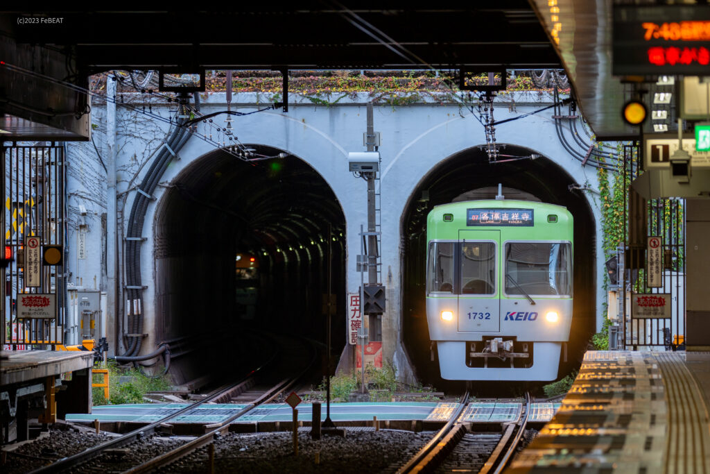 渋谷トンネルを抜け京王井の頭線の神泉駅に停車する1000系ライトグリーン編成