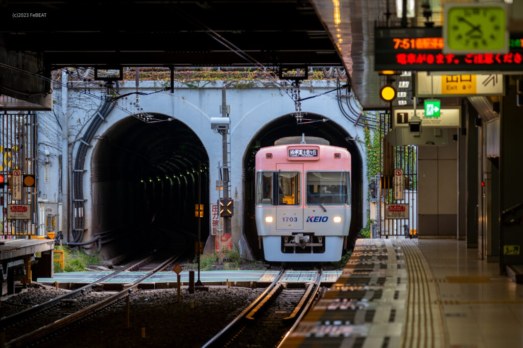 渋谷トンネルを抜け京王井の頭線の神泉駅に停車する1000系サーモンピンク編成