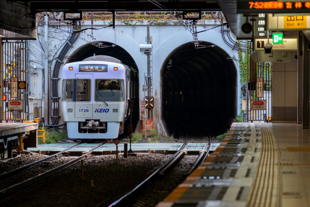 京王井の頭線の神泉駅を出発し渋谷トンネルへと入る1000系バイオレット編成