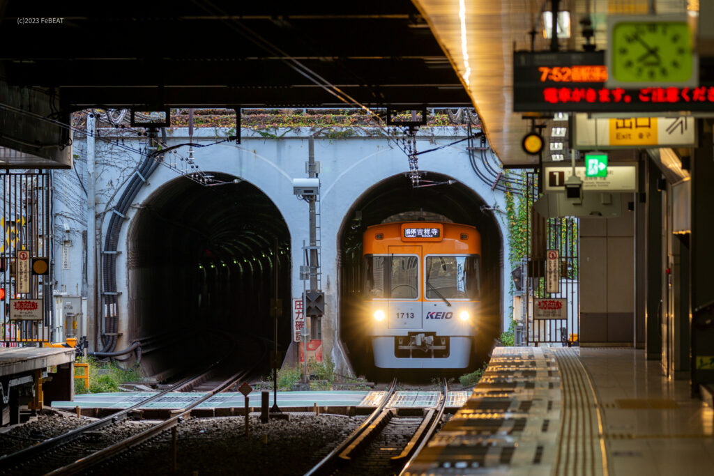 渋谷トンネルを抜け京王井の頭線の神泉駅に停車する1000系オレンジベージュ編成