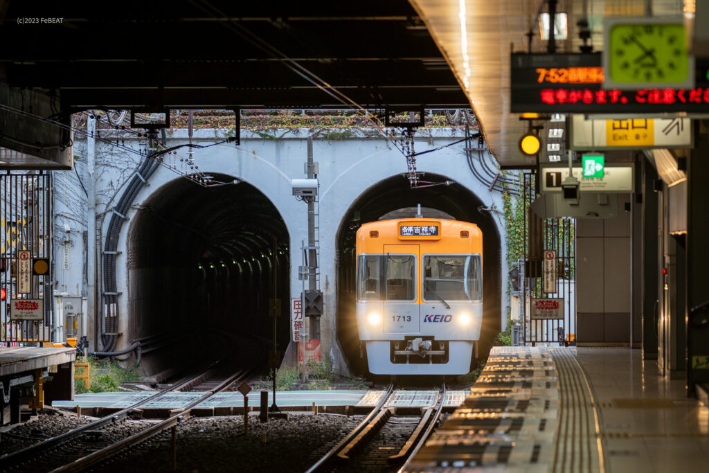 渋谷トンネルを抜け京王井の頭線の神泉駅に停車する1000系オレンジベージュ編成