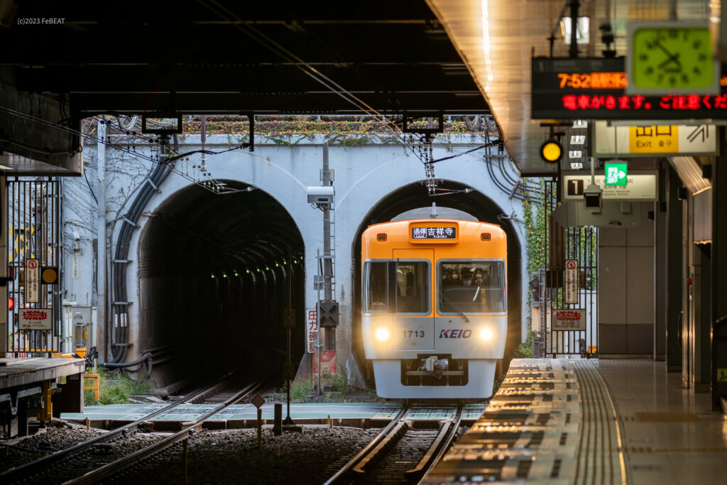 渋谷トンネルを抜け京王井の頭線の神泉駅に停車する1000系オレンジベージュ編成