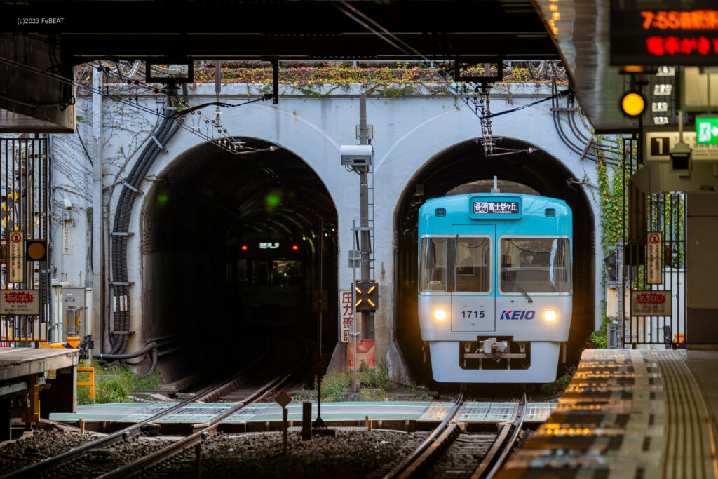渋谷トンネルを抜け京王井の頭線の神泉駅に停車する1000系ブルーグリーン編成