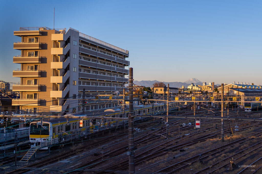 日の出直後の三鷹車両センターと富士山