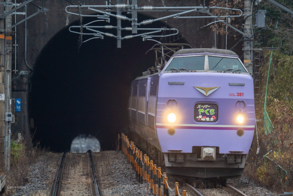 伯備線の日羽駅へと進入する381系スーパーやくも色編成