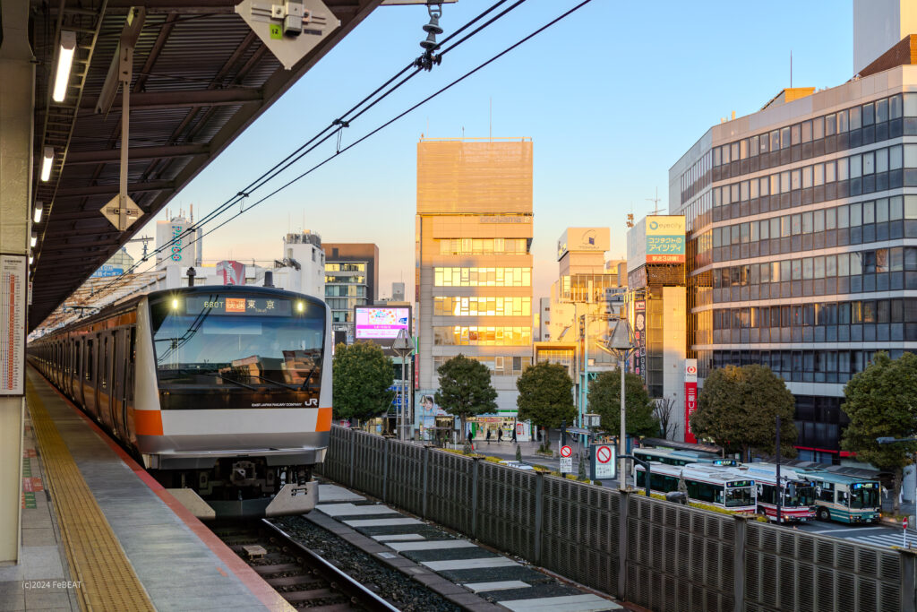 中央線の吉祥寺駅に停車するE233系