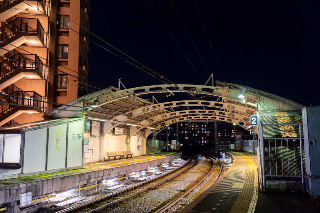 夜の鶴見線国道駅ホーム