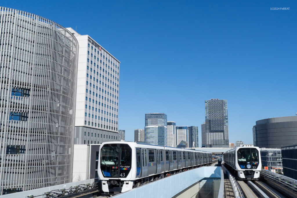 市場前駅近くで離合するゆりかもめ7300系