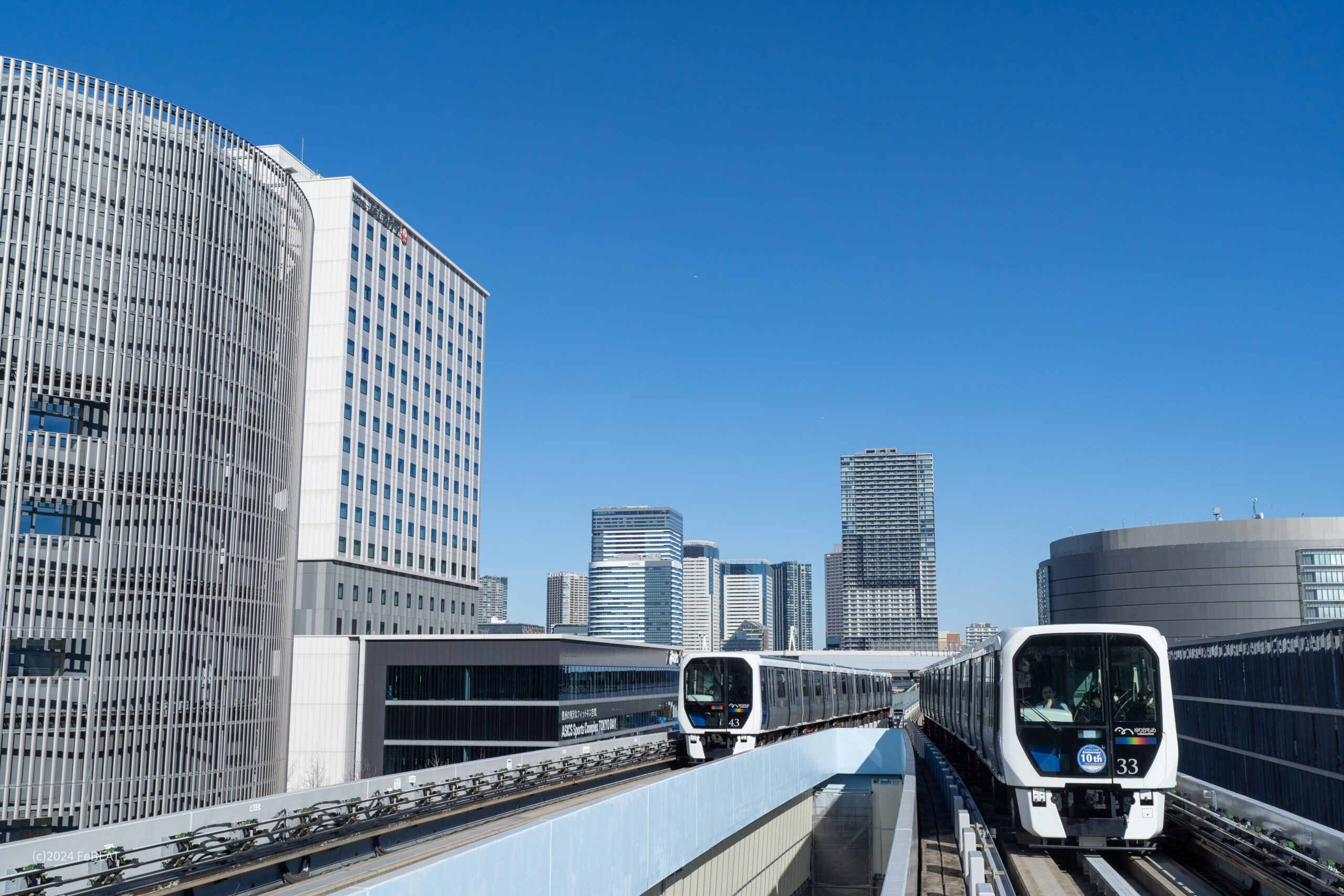 市場前駅近くで離合するゆりかもめ7300系