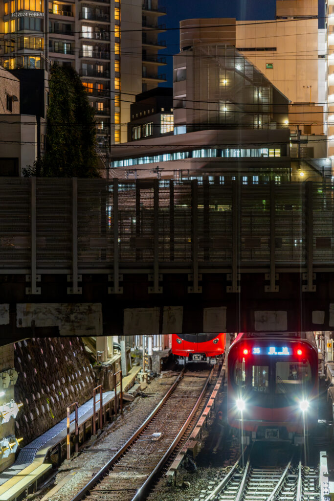 東京メトロ丸ノ内線の茗荷谷駅を出て小石川車両基地へと向かう2000系