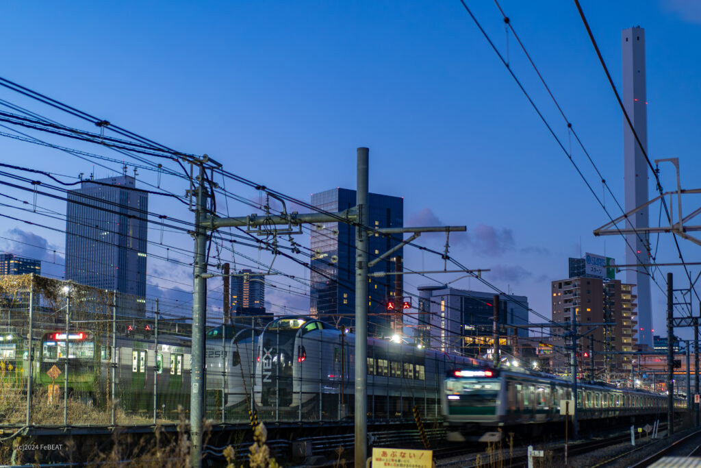 早朝の池袋運輸区で出発を待つE259系成田エクスプレスとE235系、その脇を通過する埼京線E233系