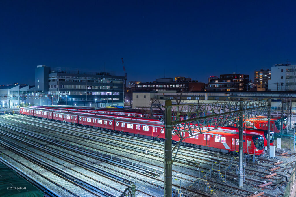 東京メトロ丸ノ内線中野検車区に停泊する2000系と入庫する2000系