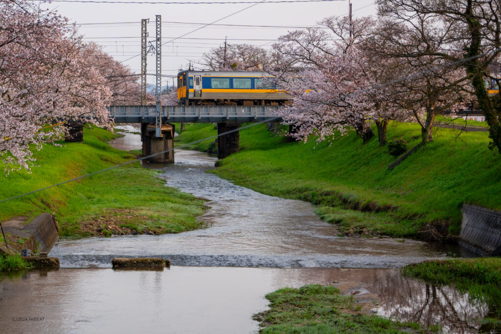 玉湯川を渡り山陰本線を玉造温泉から来待へと走るキハ187系「スーパーおき」