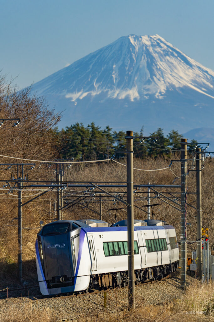 冠雪の富士山を背に中央本線を長坂から小淵沢へと走るE353系