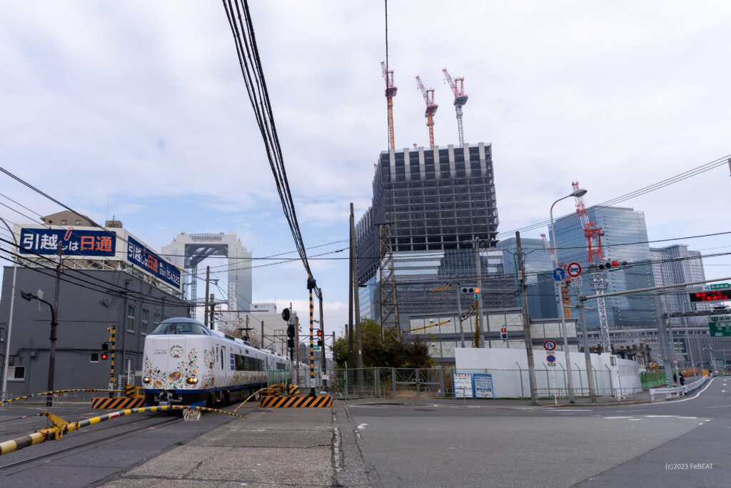 西梅田一番踏切を通り梅田貨物線を新大阪から福島へと走る271系「はるか」