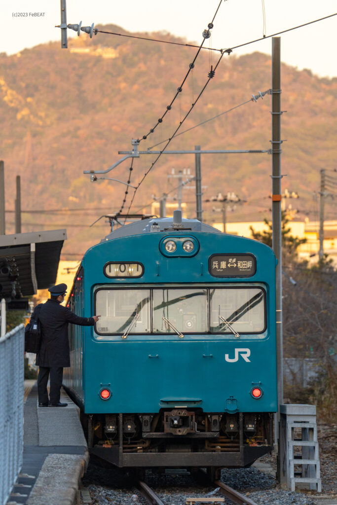 和田岬線の和田岬駅に停車するスカイブルーの103系