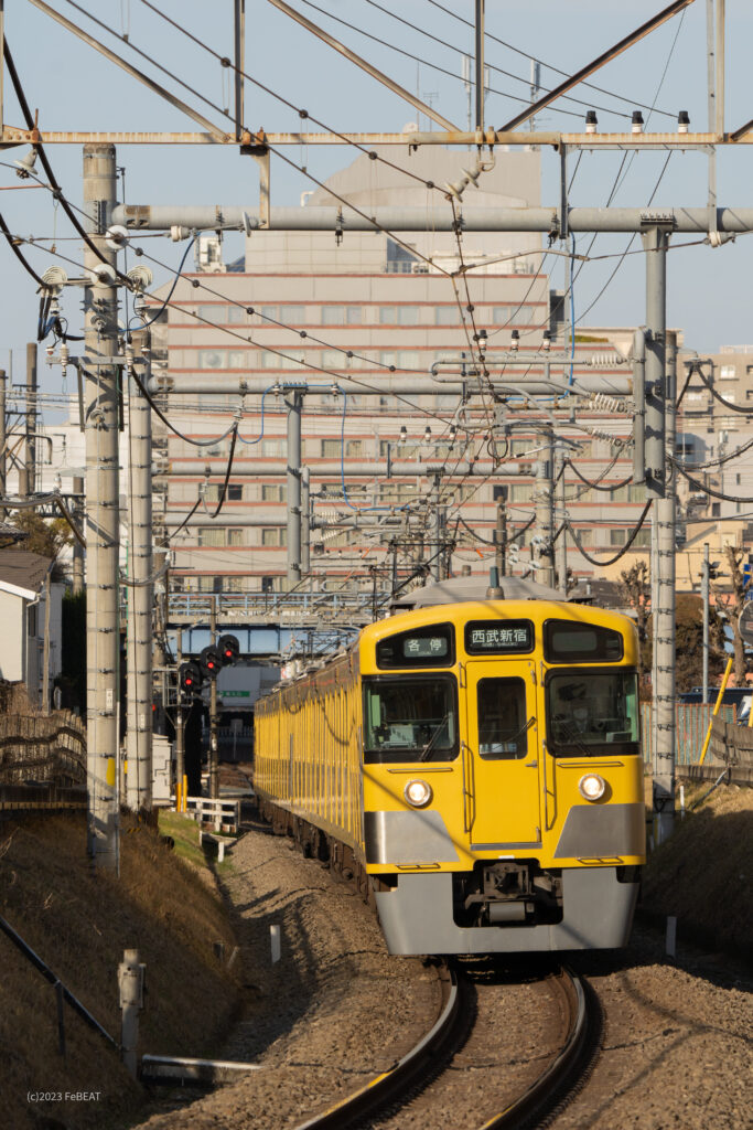 本川越駅を発ち西武新宿線を南大塚へと走る2000系