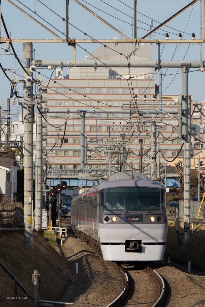本川越駅を発ち西武新宿線を南大塚へと走る10000系