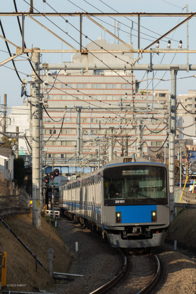 本川越駅を発ち西武新宿線を南大塚へと走る20000系