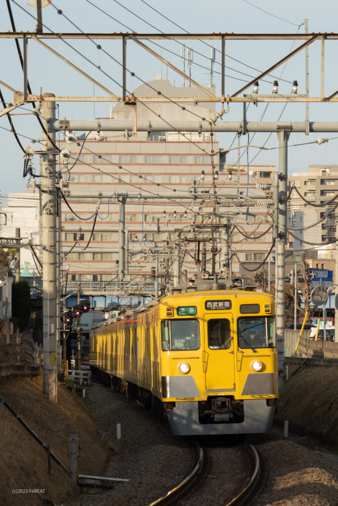 本川越駅を発ち西武新宿線を南大塚へと走る2000系