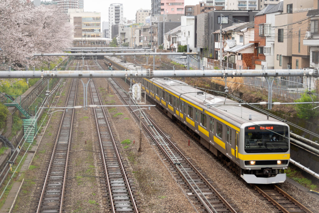 中央緩行線を東中野から中野へと走るE231系