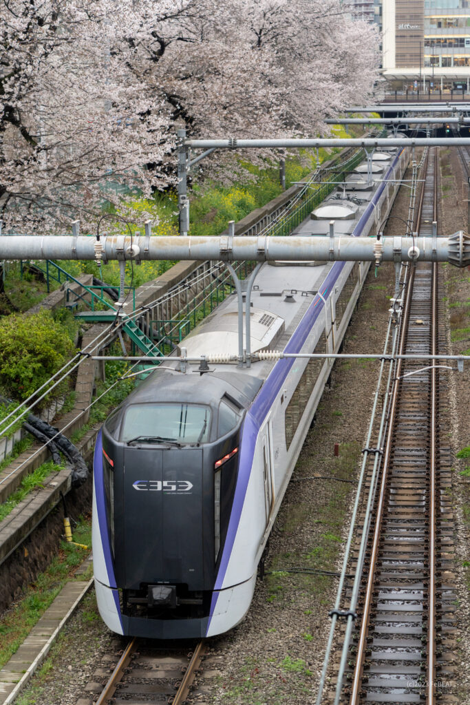 中央快速線を中野から東中野へと走るE353系