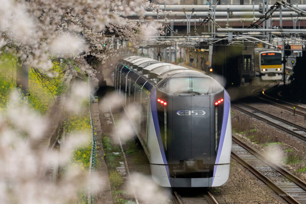 中央快速線を中野から東中野へと走るE353系と、東中野駅に停車するE231系