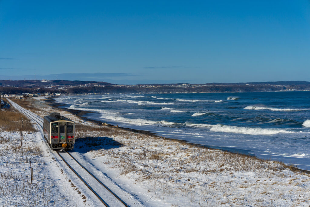 オホーツク海に沿い釧網本線を藻琴から北浜へと走るキハ52形