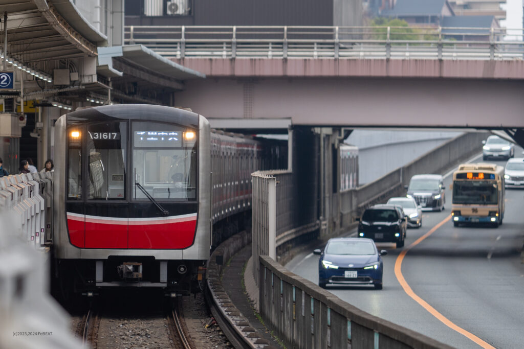 北大阪急行南北線の桃山台駅に停車する大阪メトロ30000系