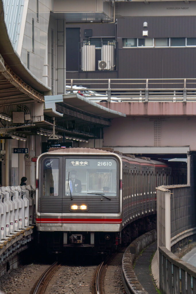 北大阪急行南北線の桃山台駅に停車する大阪メトロ21系