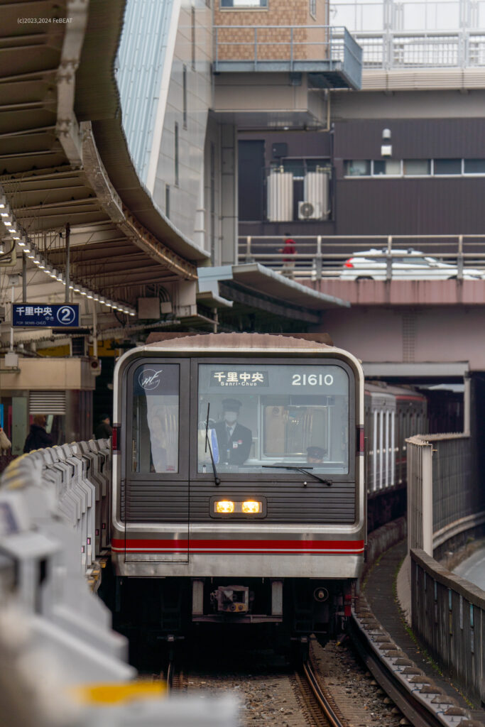 北大阪急行南北線の桃山台駅に停車する大阪メトロ21系