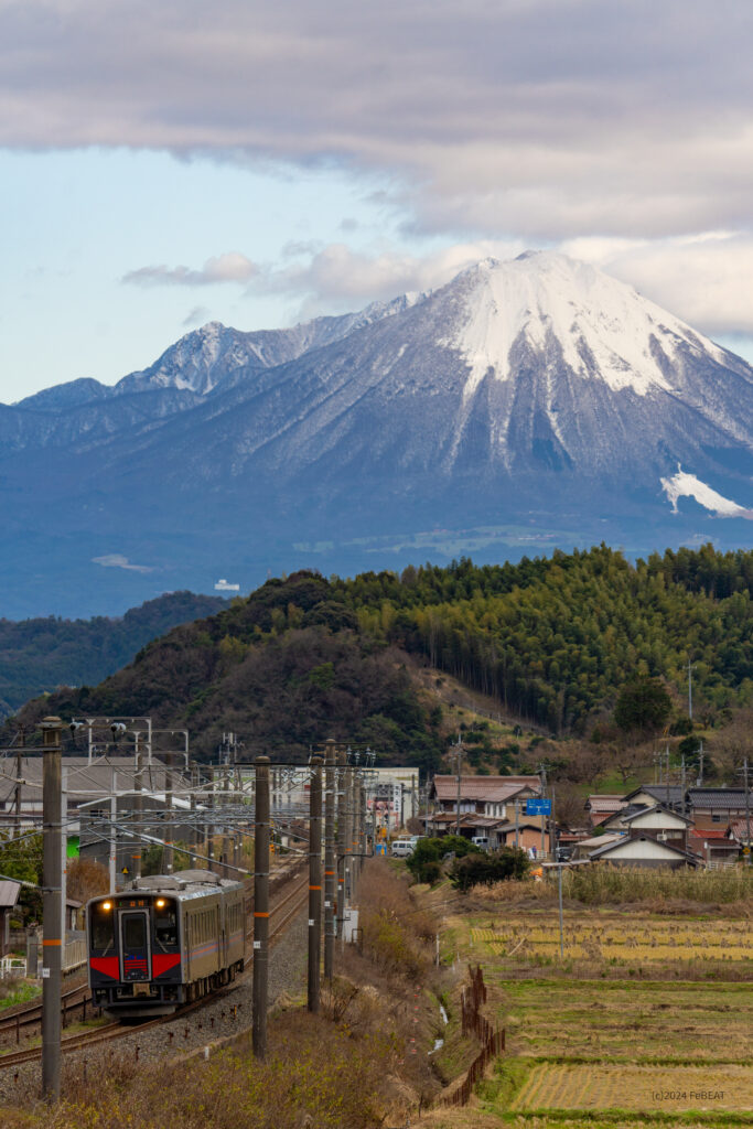 冠雪の大山を背に山陰本線を米子から安来へと走るキハ126系普通列車