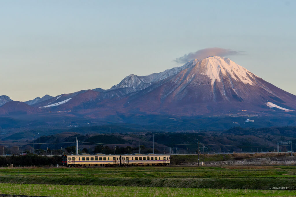 伯備線の岸本〜伯耆大山を走るキハ126系普通列車