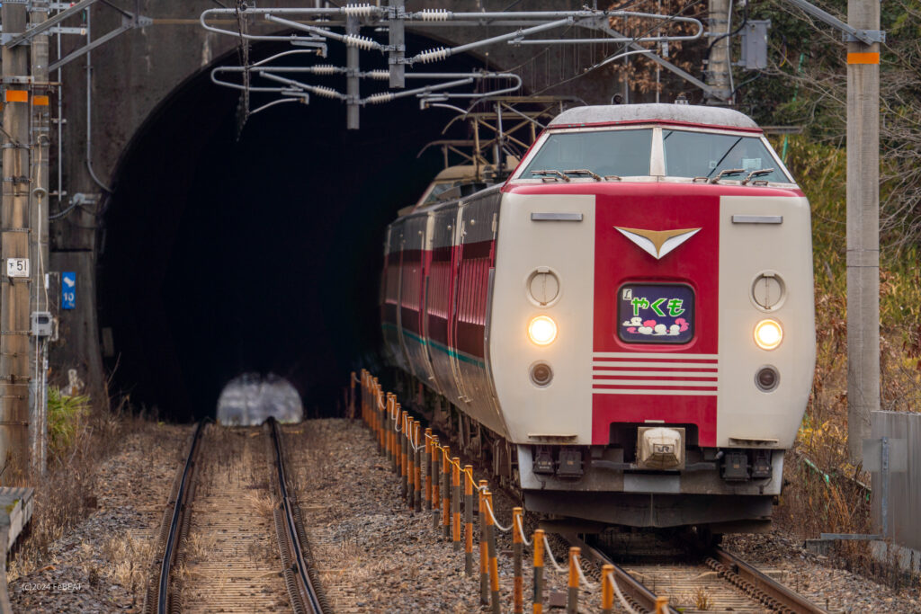 伯備線の日羽駅へと進入する381系ゆったりやくも色編成