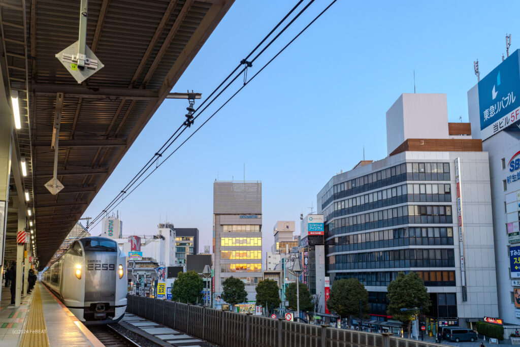 中央線の吉祥寺駅を発車するE259系「成田エクスプレス」