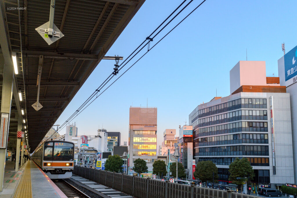 中央線の吉祥寺駅に停車する209系