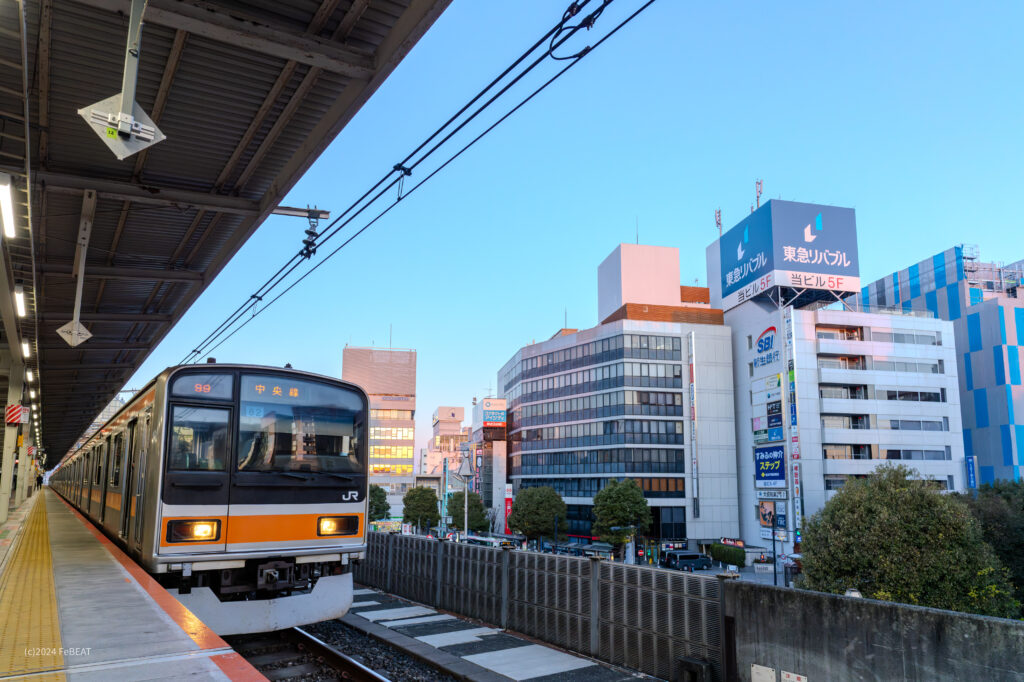 中央線の吉祥寺駅に停車する209系