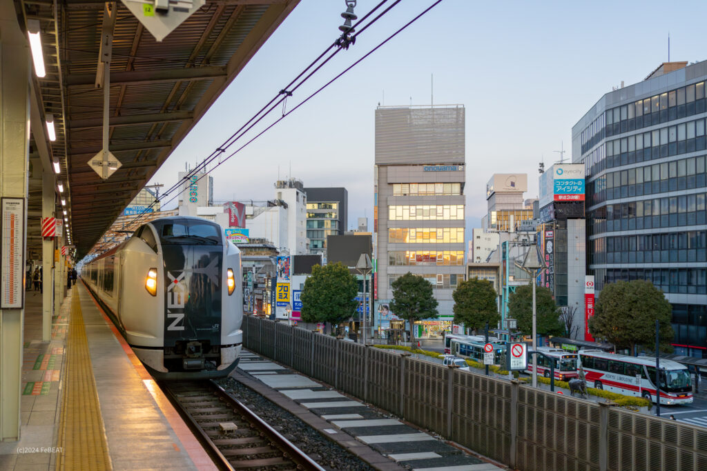 中央線の吉祥寺駅を発車するN’EX塗装のE259系「成田エクスプレス」