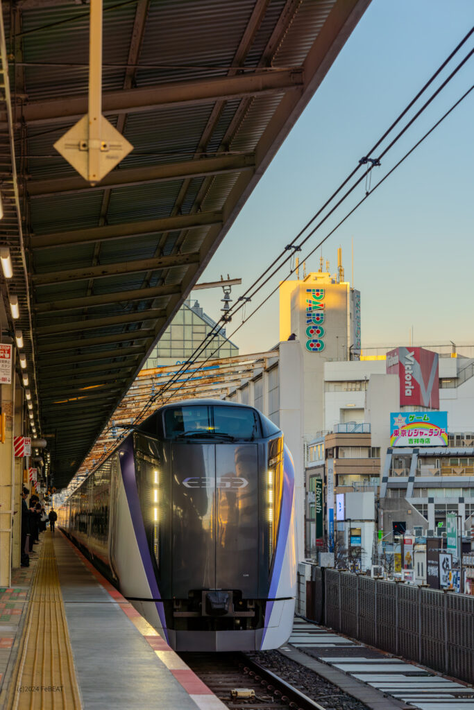 中央線の吉祥寺駅を通過するE353系