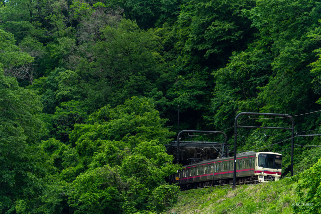 京王高尾線を高尾から高尾山口へと走る8000系