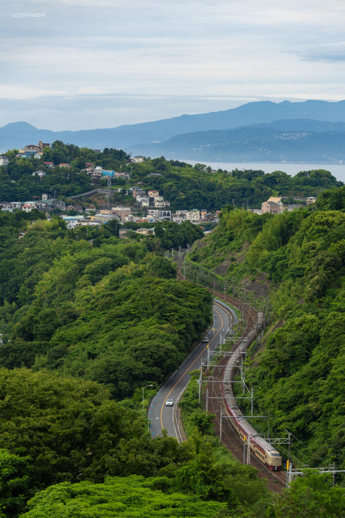 東海道本線を真鶴から根府川へと走る285系「サンライズ瀬戸・出雲」