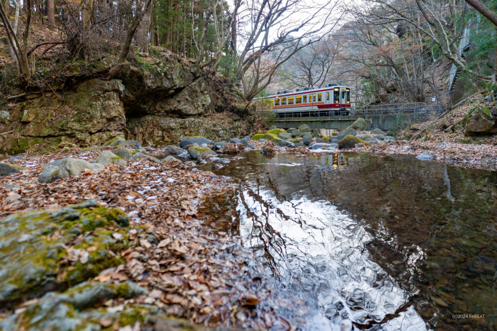 野岩鉄道会津鬼怒川線を龍王峡から川治温泉へと走る6050系